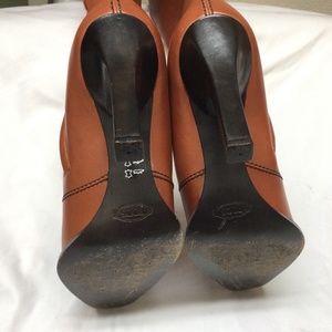 Tod's Brown Heeled Boots Classic Design
